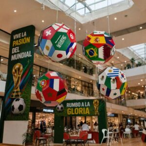 Balón colgante mundialista en cartón con banderas para vitrinas y punto de venta