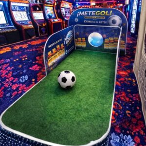 Spot futbolero interactivo Mete Gol Mundialista en MDF con arco grama sintética y LED Neon Flex